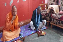 सीएम योगी आदित्‍यनाथ ने दलित के घर जमीन पर बैठकर पत्‍तल में खाई खिचड़ी, कुल्‍हड़ में पिया पानी