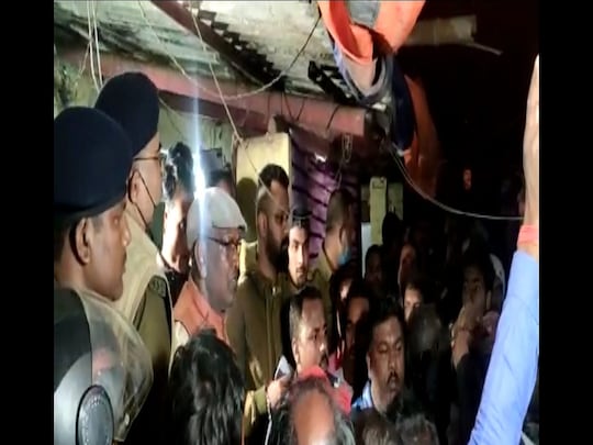 रांची में महिला से हुई रेप की घटना के बाद थाने का घेराव करते लोग