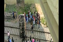 रफ्तार का कहर: पुल की रेलिंग तोड़ हाईटेंशन तार पर जा लटकी वैन, 3 घंटे बाधित रहा रेलवे ट्रैक
