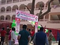 Prayagraj election 2022:- जिले में बने आदर्श बूथ बढ़ा रहे हैं मतदाताओं का उत्साह, मतदाता खींच रहे हैं सेल्फी