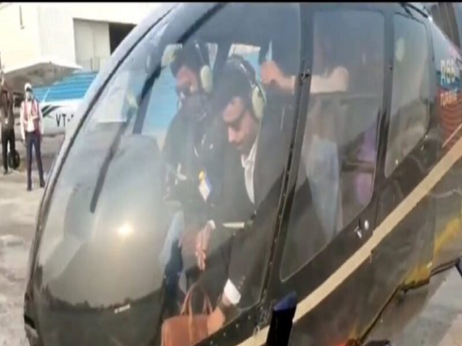 Helicopter hover from buxar to katihar during special raid and drive  against liquor mafias of bihar bramk - आकाश से निगरानी: बिहार में शराब के  अड्डों को ढूंढने के लिए 1 घंटे