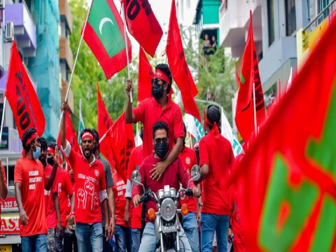 मालदीव के लोग वहां मौजूद भारतीय सैनिकों और उपकरणों को अपने देश से निकालने के लिए विरोध प्रदर्शन कर रहे हैं. (AP)