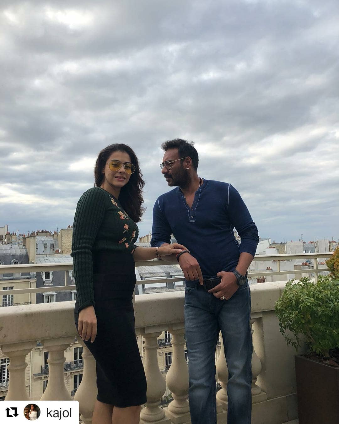  काजोल ने एक इंटरव्यू में खुलासा किया था कि उनकी और अजय देवगन की मुलाकात 'हलचल' फिल्म के सेट पर हुई थी. काजोल जहां काफी लाउड नेचर की थीं वहीं, अजय देवगन बिल्कुल शांत और अंर्तमुखी स्वभाव के थे. काजोल सेट पर बातें करना, हंसना पसंद करती थी तो उनकी यह आदत अजय देवगन को बिल्कुल पसंद नहीं आई थी. दोनों एक दूसरे को देखना भी पसंद नहीं करते थे. लेकिन धीरे-धीरे दोनों की यह सोच एक दूसरे के प्रति बदल गई. (फाइल फोटो)