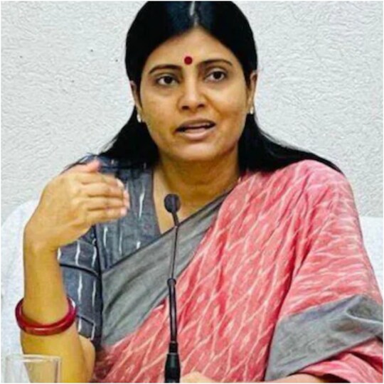 अपना दल एस की प्रमुख अनुप्रिया पटेल ने एक बार फिर जहां  अपनी मां को लेकर नरमी दिखाई तो वहीं बड़ी बहन को निशाने पर लिया. File 
