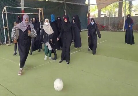  HIJAB ME FOOTBALL.  हिजाब पहनकर फुटबॉल खेल रही इन लड़कियों को कहना है अगर वो आईएएस अफसर बन गयीं तब भी अपना ये पहनावा नहीं छोड़ेंगी.
