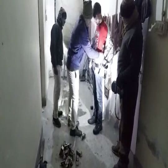 Bihar News: बिहार के गोपालगंज जिले में बदन पर टेप साटकर शराब तस्करी करने करने का मामला सामने आया है.
