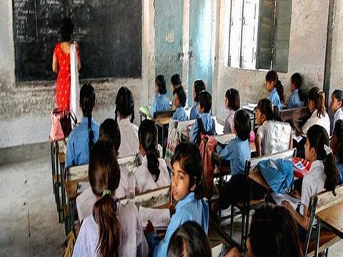 बिहार में सरकारी शिक्षकों से शैक्षणिक के अलावा कई गैर शैक्षणिक कार्यों में भी योगदान लिया जाता है