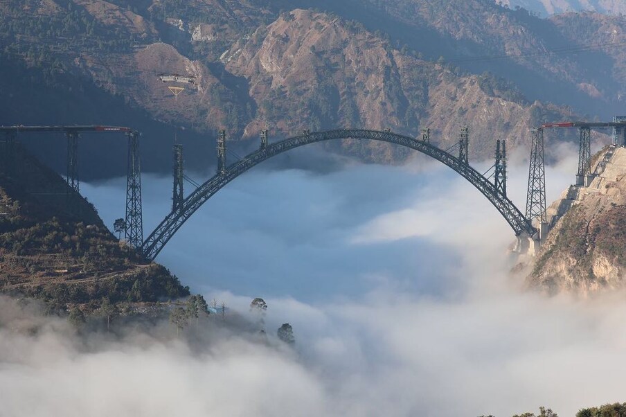  श्रीनगर. भारतीय रेलवे (Indian Railways) जम्मू कश्मीर (Jammu Kashmir) की चिनाब नदी पर दुनिया का सबसे ऊंचा पुल बना रहा है. चिनाब ब्रिज (Chinab Bridge) के नाम से जाना जाने वाला ये पुल इस साल दिसंबर तक रेल यातायात के लिए चालू हो जाएगा. यह पुल पेरिस के एफिल टावर से करीब 35 मीटर ऊंचा है और इसकी लंबाई करीब 1.3 किलोमीटर है.