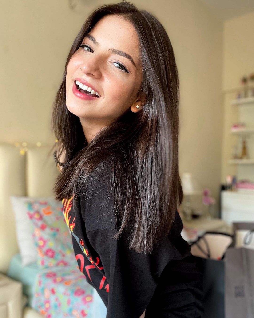  बीते साल सोशल मीडिया पर पाकिस्तान की 19 वर्षीय दनानीर मुबीन (Dananeer Mobeen) के ‘Pawri Ho Rahi Hai’ वीडियो ने भी धमाल माचा दिया था. उनका पार्टी को ‘पावरी’ कहना लोगों को इतना पसंद आया कि दनानीर रातों-रात इंटरनेट सेंसेशन बन गई थीं. उनके वीडियो के वायरल होते ही हर कोई कोई उन्हें गूगल पर सर्च करने लगा था. प्रिया की तरह दनानीर मुबीन इंस्टाग्राम के लाखों फॉलोअर्स हो गए थे.फोटो साभार-@dananeerr/instagram