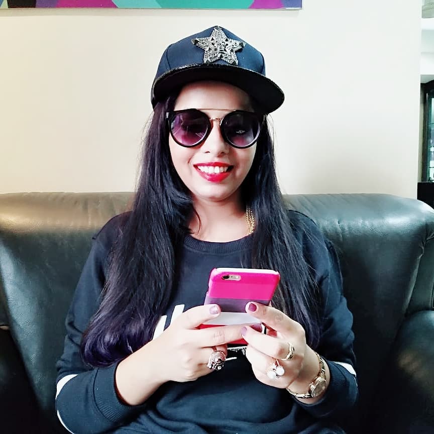  ढिंचैक पूजा (Dhinchak Pooja) को तो आप लोग अच्छी तरह से जानते होंगे जो यूट्यूब पर टेढ़े मेढ़े रेप का वीडियो डालती हैं. यूट्यूब पर पॉपुलैरिटी के कारण ही ढिंचैक पूजा को बिग बॉस में आने का मौका मिला. ढिंचैक पूजा बिग बॉस 11 की कंटेस्टेंट रही. दिल्ली की रहने वालीं ढिंचैक पूजा ‘सेल्फी मैंने ले ली आज’ गाने के लिए जानी हैं. वह साल साल 2017 में सोशल मीडिया सनसनी बनने में कामयाब रही हैं. फोटो साभार- फोटो साभार-@dhinchakofficial/instagram