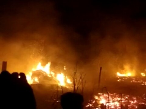Bihar News: वैशाली में देर रात 15 से अधिक घरों में आग लग गयी, जिसमें एक लड़की की झुलसकर मौत हो गयी.