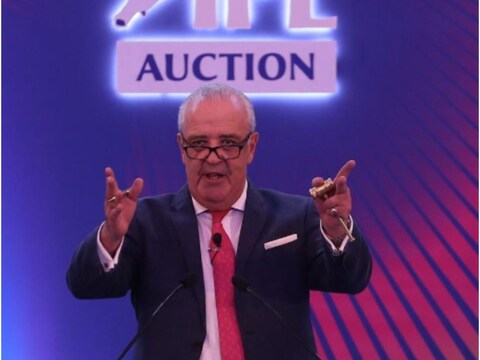 IPL Auctioneer Hugh Edmeades: आईपीएल के ऑक्शनर ह्यूज एडमीड्स नीलामी के दौरान अचानक बेहोश हो गए. जानिए वो कौन हैं और अब तक कितनी नीलामी करा चुके हैं? (Hugh Edmeades Instagram)