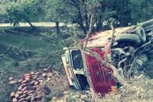 नेशनल हाईवे पर सड़क धंसने से गैस सिलेंडर लदा ट्रक पलटा, दूर तक बिखर गए Cylinder