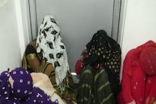 ढाबे में चल रहा था सेक्स रैकेट, घंटे के हिसाब से होती थी वसूली 8 पुरुष, 7 युवतियां गिरफ्तार