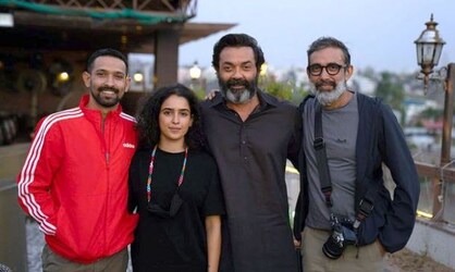  लव हॉस्टल: दर्शक इस फिल्म में बॉबी देओल के साथ सान्या मल्होत्रा और विक्रांत मैसी को खास रोल प्ले करते हुए देखेंगे. यह 18 फरवरी को स्ट्रीम होगी. (Instagram/iambobbydeol)