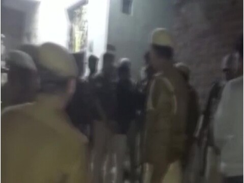 भाजपा कार्यकर्ताओं ने शहर में चक्‍का जाम कर दिया है. 