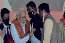 VIDEO: जब मंच पर PM के पैर छूने लगा कार्यकर्ता, देखें फिर मोदी ने क्या किया