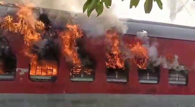 बताया जा रहा कि स्वतंत्रता सेनानी एक्सप्रेस रात में ही दिल्ली से ये ट्रेन मधुबनी पहुंची थी और स्टेशन में खड़ी रहने के दौरान इसमें आग लगी. तुरंत ही स्टेशन मौजूद लोगों और कर्मियों ने आग बुझाने की कवायद शुरू की. इस बीच फायर ब्रिगेड की टीम भी मौके पहुंची और आग पर काबू पाने में जुट गए.