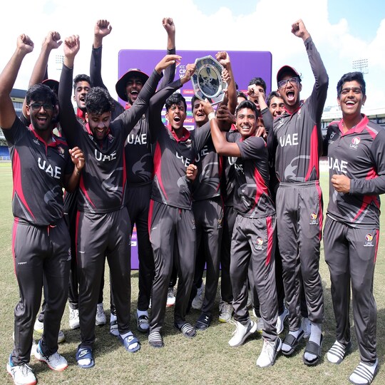 
ट्रॉफी के साथ प्‍लेट विजेता यूएई टीम (pc: cricket world cup twitter)