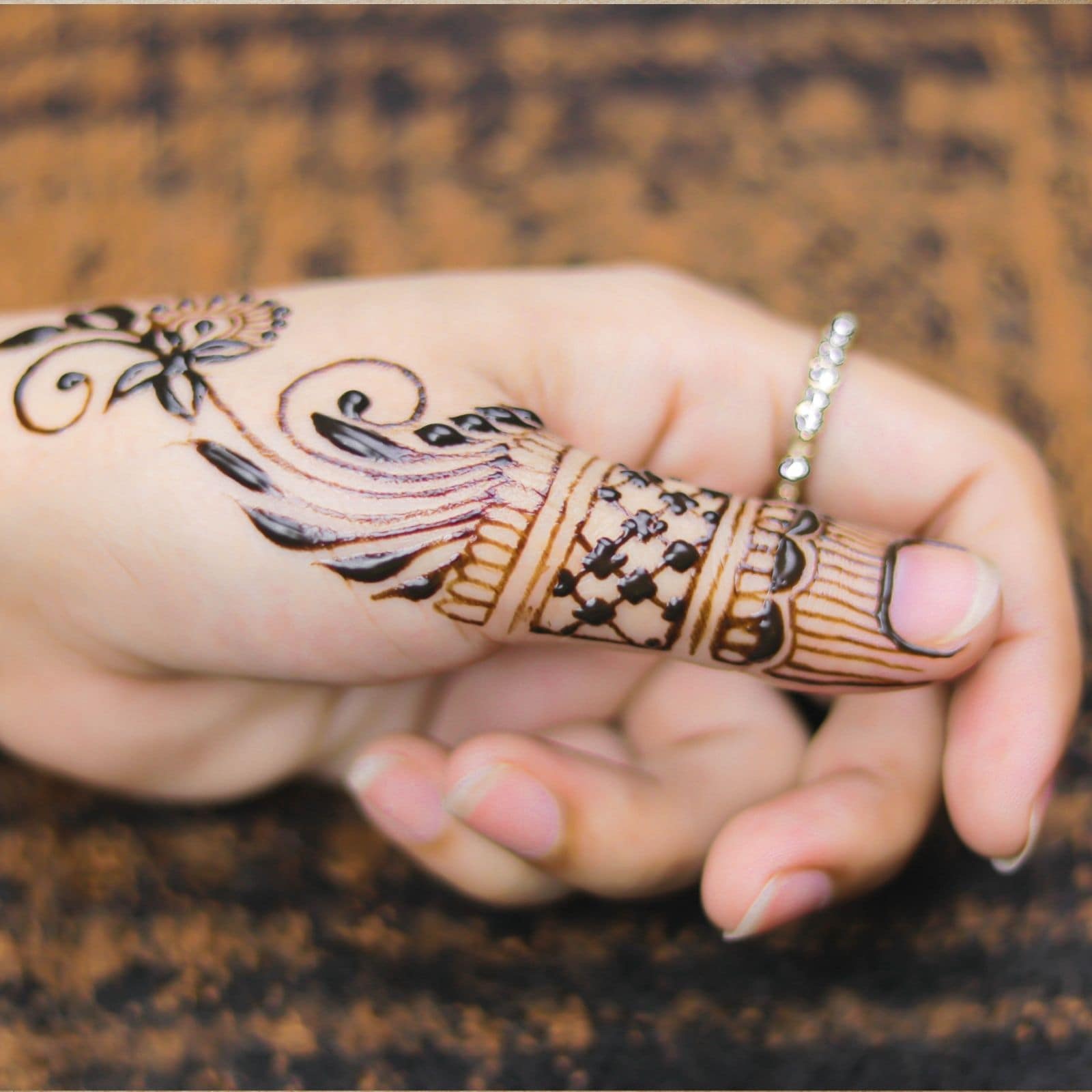 Minimal design 😍 . . . . #mehndi #henna #wedding #hennaart #hennaartist  #mehndidesigns #hennatattoo #mehendi #mehndidesign #hennadesig... |  Instagram