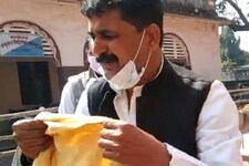 देवरिया में ट‍िकट कटने से फूट-फूटकर रोए सपा नेता प्रदीप यादव, देखें VIDEO