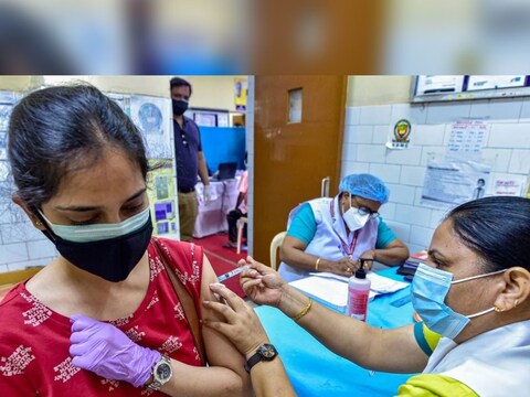 भारत में कोरोना वैक्‍सीनेशन अभियान धीमा हो गया है. 