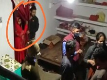 आधी रात को नई नवेली दुल्हन के बेडरूम में घुसी पुलिस, महिलाओं के साथ की बदसलूकी