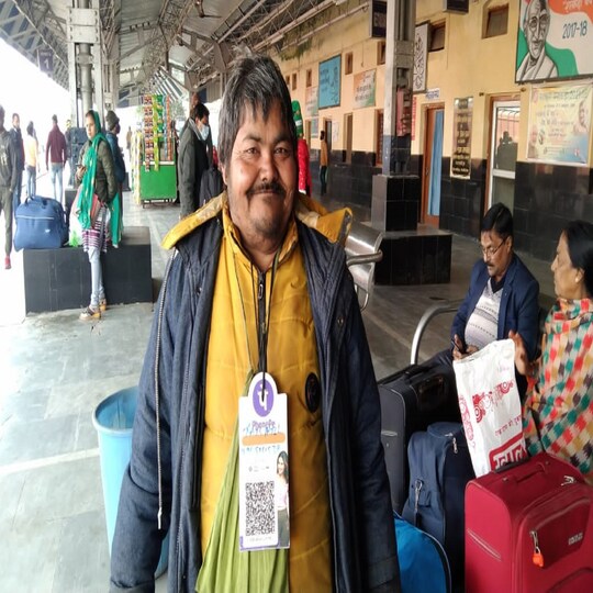 बिहार के बेतिया में डिजिटल पेमेंट से भीख मांगता भिखारी