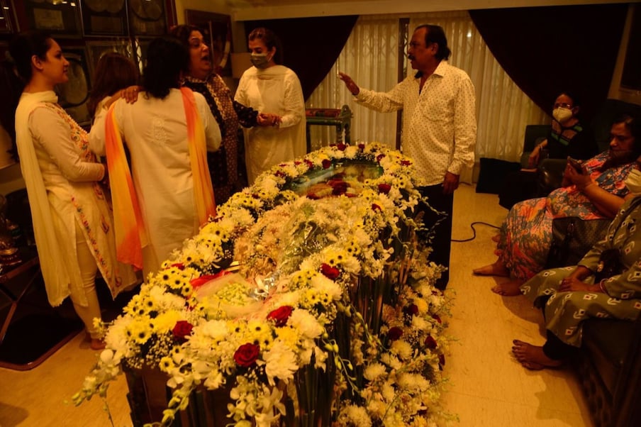  27 नवंबर 1952 में जन्में बप्पी दा भारत के प्रसिद्ध कंपोजर और सिंगर थे. बप्पी लहरी का अंतिम संस्कार कल यानी 17 फरवरी (Bappi Lahiri funeral tomorrow) को बेटे बप्पा लहरी के अमेरिका से वापस लौटने के बाद किया जाएगा. उनके घर पर अंतिम दर्शन के लिए बॉलीवुड के जाने माने सितारे पहुंच रहे हैं. (फोटो साभार: Viral Bhayani)