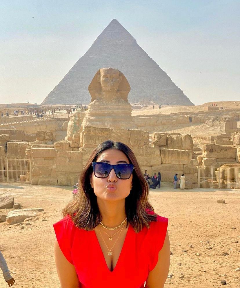 हिना खान मिस्र में एक ऐतिहासिक स्मारक में जमकर एंजॉय करती दिखीं. (फोटो साभारः इंस्टाग्रामः @realhinakhan)