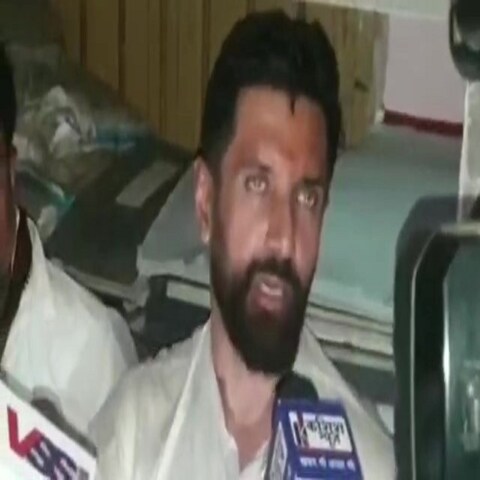 पटना में राजभवन मार्च के दौरान हिरासत में लिए गए चिराग, बोले- शेर का बेटा हूं पटना में राजभवन मार्च के दौरान हिरासत में लिए गए चिराग, बोले- शेर का बेटा हूं