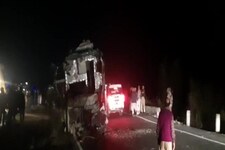 NH 57 पर ट्रक और बस की भीषण टक्कर, एक यात्री की मौत, 32 लोग गंभीर रूप से जख्मी