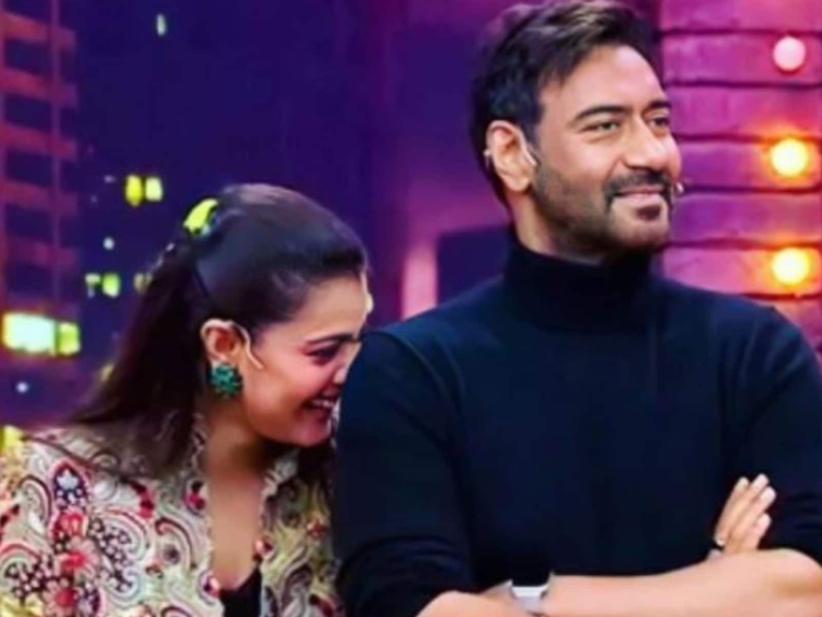  शादी के बाद अजय देवगन और काजोल के हनीमून की कहानी भी कुछ कम दिलचस्प नहीं है. अजय देवगन और काजोल लगभग डेढ़ महीने के लिए हनीमून पर गए थे. एक इंटरव्यू में काजोल ने खुलासा किया था कि अजय देवगन को इतना ज्यादा अपने घर से लगाव है कि हनीमून को बीच में ही छोड़ उन्होंने घर लौटने का फैसला कर लिया था. दोनों अपने हनीमून को छोटा कर वापस मुंबई लौट गए थे. (फाइल फोटो)