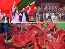देवरिया में अखिलेश के सामने SP कार्यकर्ताओं का हुड़दंग, तोड़ डाली कई कुर्सियां