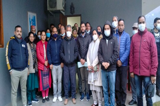 मंडी जिले में सदर से विधायक अनिल शर्मा ने एनपीएस कर्मचारियों को आश्वस्त किया है कि वे पुरानी पेंशन की बहाली के लिए पूरी तरह से प्रयास करेंगे. 