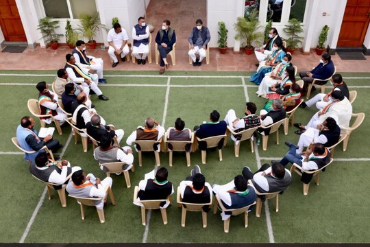 दिल्ली में मंगलवार को झारखंड के 18 विधायकों के साथ राहुल गांधी ने की बैठक.