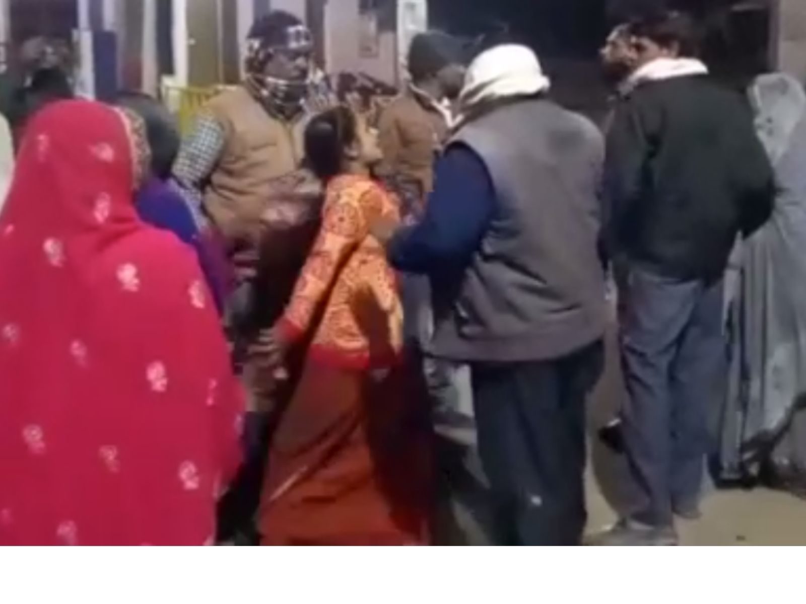 Jija sali viral video woman beat man with slippers girl furious over sister death murder for dowry suicide big crime mpns - साली ने जीजा को बीच सड़क चप्पल से जमकर पीटा, Jija sali viral video woman beat man with slippers girl furious over sister death murder for dowry suicide big crime mpns - साली ने जीजा को बीच सड़क चप्पल से जमकर पीटा,