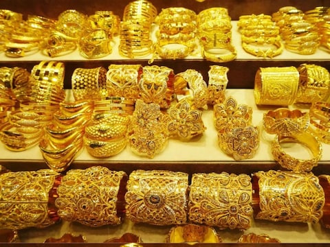 इंटरनेशनल मार्केट में सोना 1950 डॉलर प्रति औंस के पास ट्रेड कर रहा है.