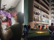 गुरुग्राम अपार्टमेंट हादसाः 12 घंटे के बाद भी मलबे के नीचे फंसे पति-पत्नी