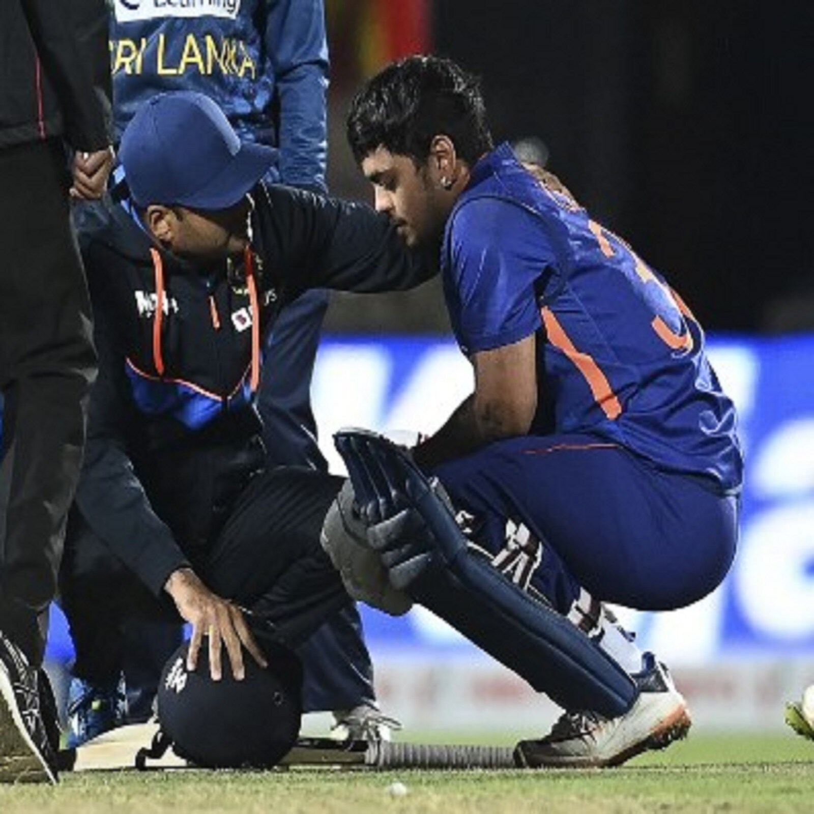  नई दिल्‍ली. ईशान किशन को श्रीलंका के खिलाफ दूसरे टी20 मैच में सिर पर गेंद लगने के बाद अस्‍पताल में भर्ती कराया गया. ईशान को कांगड़ा के एक अस्‍पताल में भर्ती कराया गया. उनके अलावा श्रीलंकाई बल्‍लेबाज दिनेश चांदीमल को भी इसी अस्‍पताल में लाया गया. (PC:AFP)