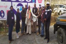 Uttarakhand Election: जब पूरे जोश के साथ वोट डालने पहुंचे 100 साल के नारायण सिंह, SDM ने किया ये काम