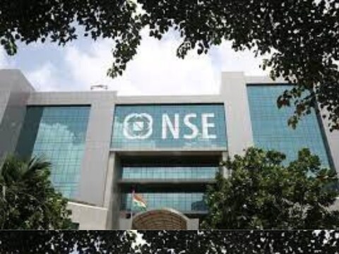 NSE की पूर्व एमडी और सीईओ पर इनकम टैक्‍स विभाग ने भी छापेमारी की थी.