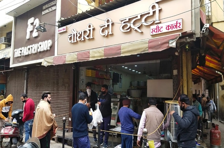 ये दुकान शादी के शगुन के लिए दिए जाने वाले नमकीन, भाजी, मट्ठी, नमकपारे, तोशे के लिए भी मशहूर है.