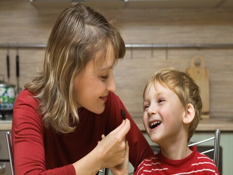 बच्चों को किशमिश खिलाने के फायदे. Image credit: shutterstock