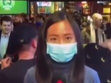 Singapore के न्‍यूज चैनल ने दो पुरुषों को Kiss करते दिखाया, देश में मचा बवाल