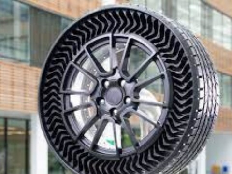 टायर निर्माता मिशलीन (Michelin) ने ऐसा टायर बनाया है जो न तो पंचर होगा (Puncture-Proof Tyre) और न ही इसमें हवा भरने की जरूरत होगी.