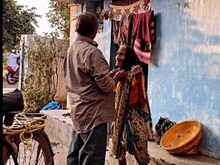 बूढ़ी मां को ठंड से बचाते इस बेटे का वीडियो IPS ने किया शेयर, लोग हो गए भावुक