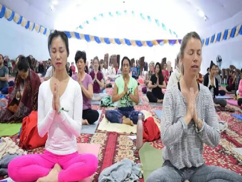 योग करने वाली महिलाओं ने सरकार के फैसले को अपने अधिकारों के खिलाफ बताया है. (AP)
