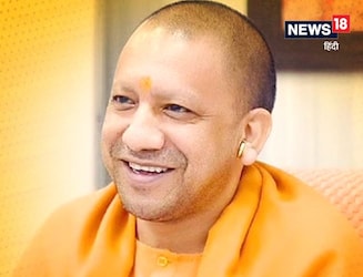  योगी आदित्यनाथ मूलत: उत्तराखंड के यमकेश्वर क्षेत्र के ही हैं. उनका जन्म यहां एक छोटे से गांव पंचूर में हुआ था. यमकेश्वर में ही अपने गुरु की शरण में आकर योगी ने संन्यास ग्रहण कर लिया था. इस बार योगी के नेतृत्व में उत्तर प्रदेश का इलेक्शन बीजेपी लड़ रही है और इसी रण में जीत के लिए उनका परिवार प्रार्थना कर रहा है. उनका परिवार अब भी पंचूर में रहता है. पिता का कुछ समय पहले ही देहांत हुआ था. सात भाई बहनों में पांचवे नंबर के योगी की सबसे बड़ी बहन हैं शशि, जिनकी एक छोटी सी दुकान है.