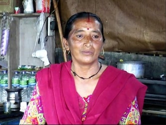  ऋषिकेश. इन दिनों उत्तर प्रदेश चुनाव में हुंकार भर रहे मुख्यमंत्री योगी आदित्यनाथ अपने बयानों में खुद को राम भक्त करार दे रहे हैं और इधर उत्तराखंड में भगवान शंकर से उनकी जीत की प्रार्थना उनकी बड़ी बहन कर रही हैं. योगी की बड़ी बहन नीलकंठ महादेव से रोज़ प्रार्थना करती हैं कि उनका छोटा भाई एक बार फिर यूपी की कमान बहुमत के साथ संभाले. यूपी के मुख्यमंत्री की बहन होने के बावजूद सादगी और मेहनत के लिए मशहूर इस परिवार की आजीविका ही नीलकंठ महादेव के प्रसाद से चलती है. सालों से अपने भाई से दूर यह बहन योगी के बारे में बहुत सी खास बातें अपनी यादों में रखती है.